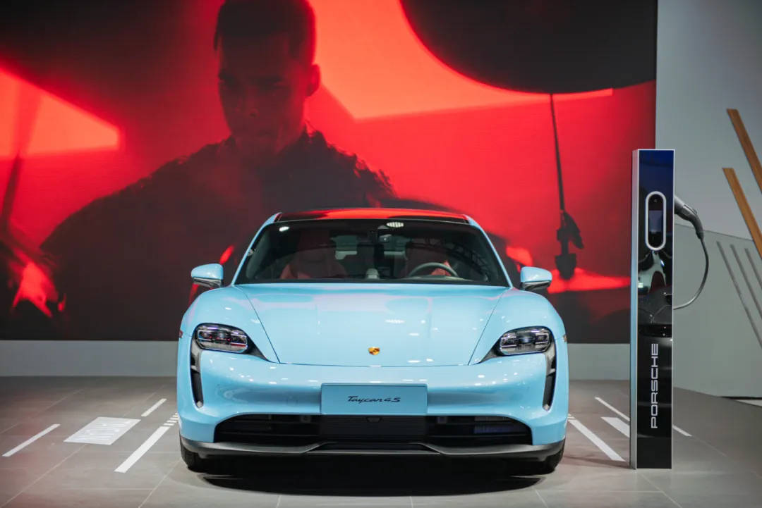 爱游戏体育赛地聚焦：欧联冲刺阶段热度飙升，瓦伦西亚豪取连胜，更衣室稳定，赛季目标并未改变的简单介绍